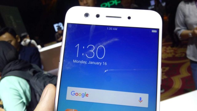 Oppo F3. (Foto: Jofie Yordan/kumparan)