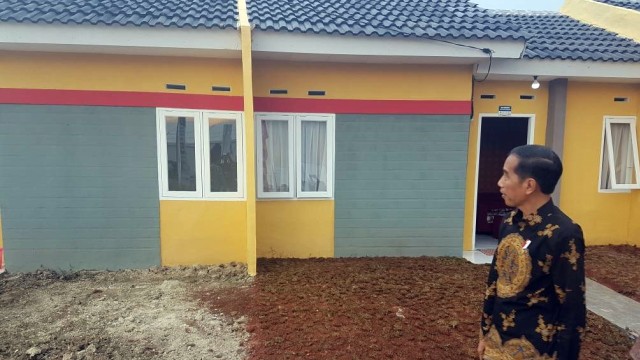 Jokowi meninjau rumah tapak murah di Cikarang. (Foto: Yudhistira Amran Saleh/kumparan)