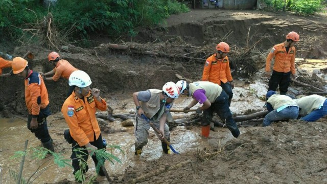 Aktivitas White Helmets Indonesia di Ponorogo (Foto: Dok. White Helmets Indonesia)