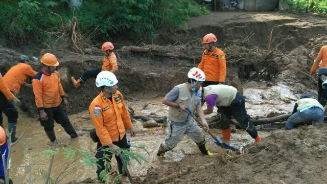 Aktivitas White Helmets Indonesia di Ponorogo (Foto: Dok. White Helmets Indonesia)