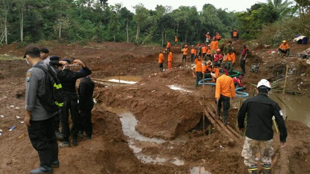 Aktivitas White Helmets Indonesia di Ponorogo (Foto: Dok. White Helmets Indonesia)