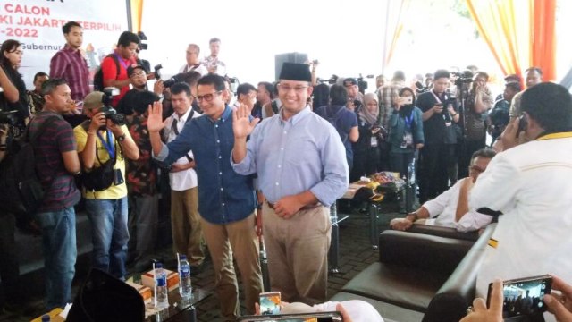Anies dan Sandi di KPU. (Foto: Amanaturrosyidah/kumparan)