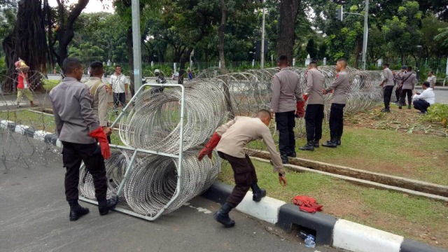 Kabel berduri mulai digulung (Foto: Anggi Dwiky/kumparan)