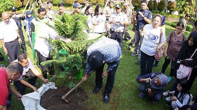 Tanam Pohon bersama Dubes Päivi. (Foto: Instagram @basukibtp)