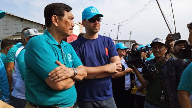 Luhut Pandjaitan di pelelangan ikan Cilincing (Foto: Kevin Kurnianto/kumparan)