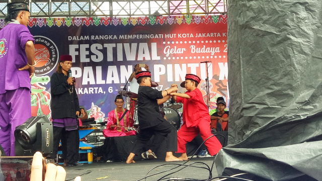 Atraksi Palang Pintu di Festival Palang Pintu. (Foto: Nadia Jovita Riso/kumparan)