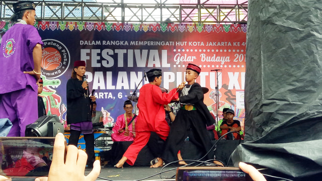 Atraksi Palang Pintu di Festival Palang Pintu. (Foto: Nadia Jovita Riso/kumparan)