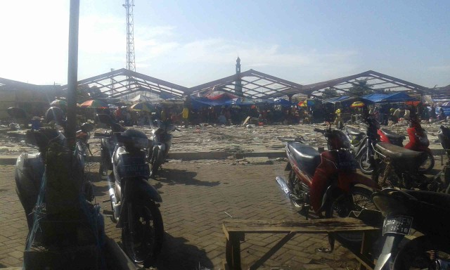 Pasar Dibongkar, Pedagang Tetap Bertahan