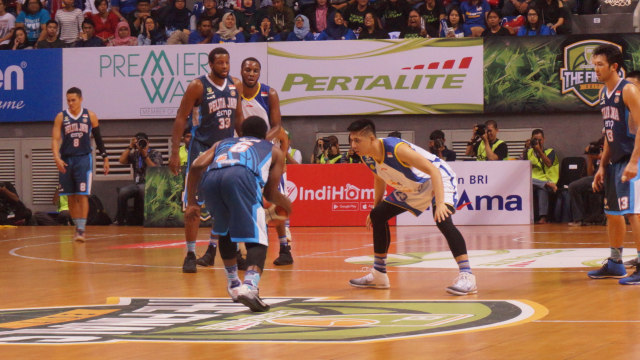 Martavious Irving dihadang pemain SM. (Foto: kumparan/Aditya Rizki Nugraha)