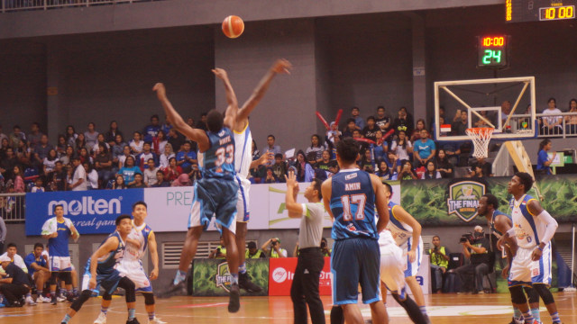 Tip-off final putaran kedua. (Foto: kumparan/Aditya Rizki Nugraha)