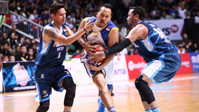 Arki Wisnu dikawal dua pemain Pelita Jaya. (Foto: IBL)