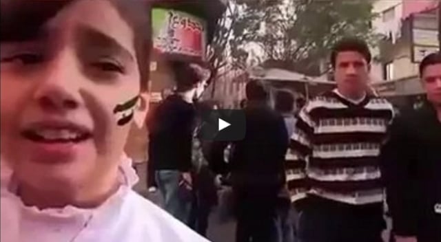 Coba Lihat Video ini. Ledakan bom tebat meledak di belakang anak ini