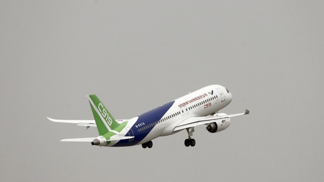 Uji coba Pesawat China C919 Foto: AP Photo/Andy Wong