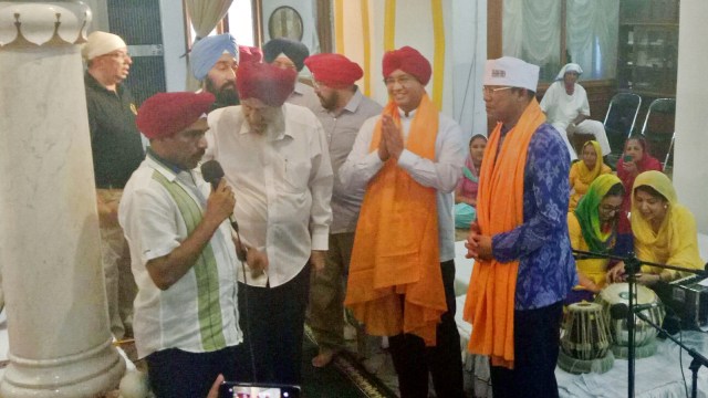 Anies Baswedan menerima turban khas pemeluk Sikh (Foto: Johanes H/kumparan)
