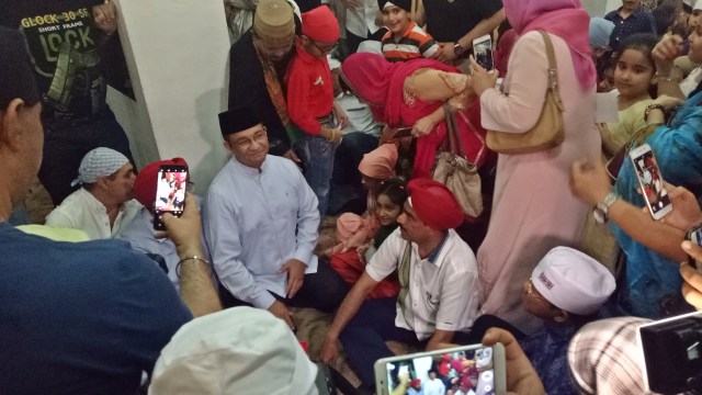 Anies Baswedan di antara kaum Sikh (Foto: Johanes H/kumparan)