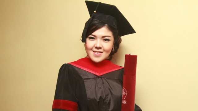 Tina Toon wisuda S2  (Foto: Munady/kumparan)