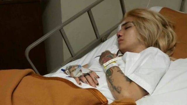 Sheila Marcia terbaring lemas di rumah sakit (Foto: Istimewa)