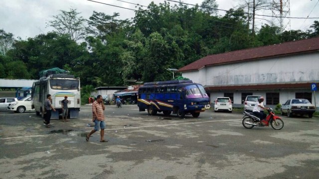 Angkutan umum di Perbatasan Entikong. (Foto: Dok. Djoko Setijowarno)