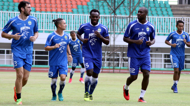 Para pemain Persib melakukan latihan. (Foto: ANTARA/Yulius Satria)