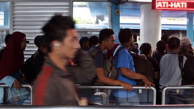 Antrean di Halte Transjakarta Foto: Fanny Kusumawardhani/kumparan