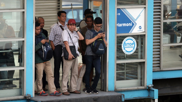 Menanti bus transjakarta datang (Foto: Fanny Kusumawardhani/kumparan)