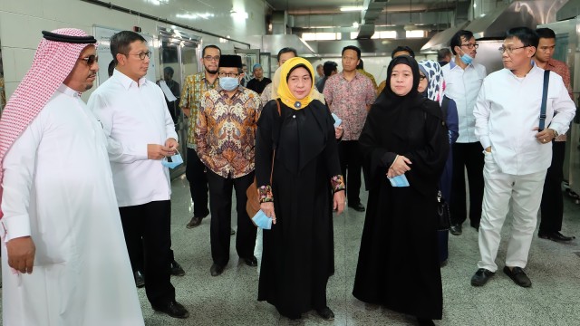 Menko PMK, Menag, dan Menkes meninjau katering. (Foto: Antara)