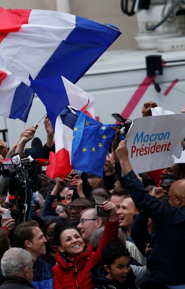 Perayaan kemenangan Emmanuel Macron. (Foto: Reuters/Gonzalo Fuentes)