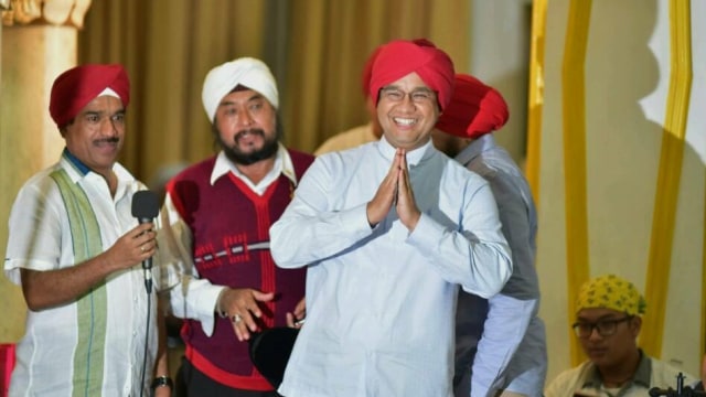Anies menggunakan turban di Sikh Temple (Foto: Facebook/Anies Baswedan)