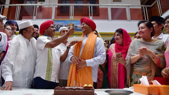 Anies menggunakan turban di Sikh Temple (Foto: Facebook/Anies Baswedan)