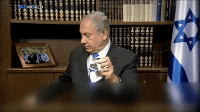 Netanyahu Lempar Dokumen Hamas (Foto: Youtube TRT World)