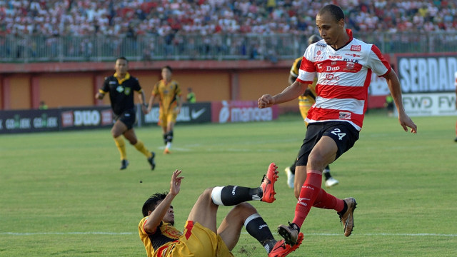 Aksi pemain Madura United, Peter Odemwingie (Foto: ANTARA FOTO/Saiful Bahri)