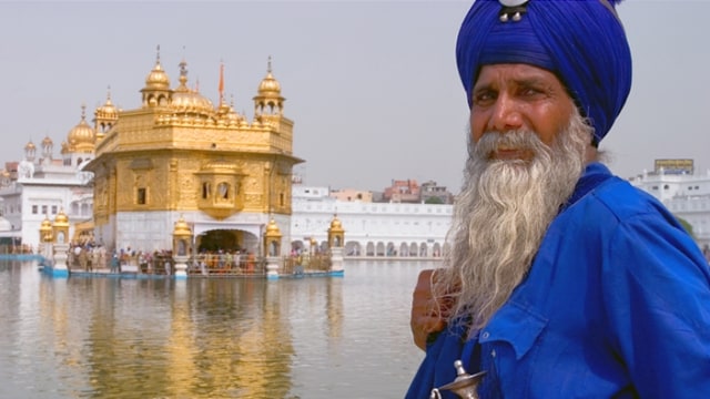 Kaum Sikh di depan Golden Temple (Foto: Wikimedia Commons)