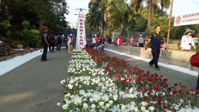 Tugu Keadilan dan bunga mawar merah putih. (Foto: Aria Pradana/kumparan)