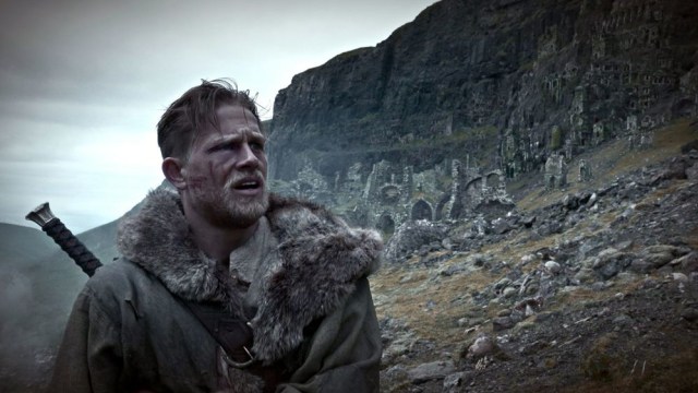Charlie Hunnam sebagai King Arthur (Foto: Warner Bros.)