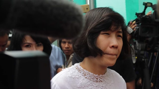 Veronica Tan menjenguk Ahok. (Foto: Fanny Kusumawardhani/kumparan)