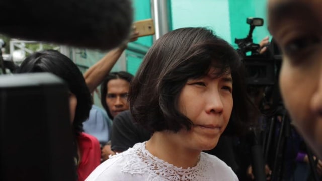 Veronica Tan menjenguk Ahok. (Foto: Fanny Kusumawardhani/kumparan)