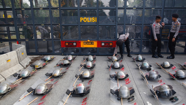 Polisi yang berjaga di sidang vonis Ahok. (Foto: Reuters/Darren Whiteside)