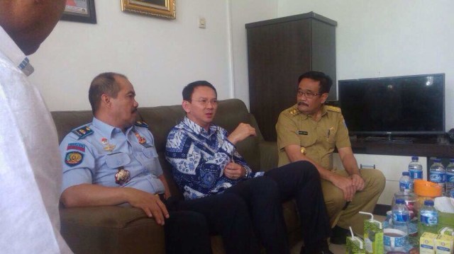 Djarot jenguk Ahok di LP Cipinang (Foto: Istimewa)