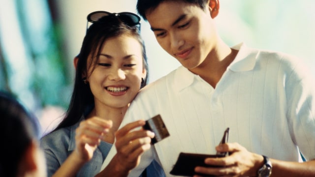Gunakan kartu kredit untuk berhemat (Foto: Thinkstock)