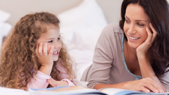 Membaca  buku untuk mengalihkan perhatian anak. (Foto: Thinkstock)