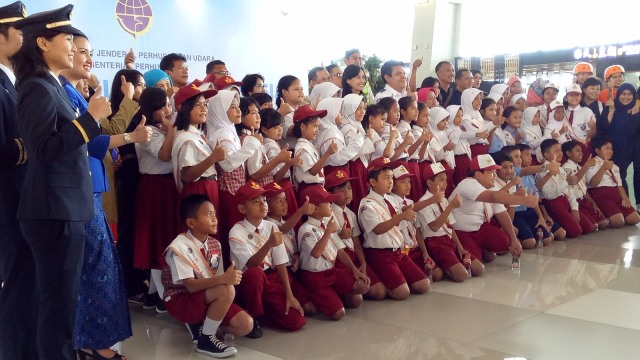 Siswa SD yang menjadi duta penerbangan. (Foto: Novan Nurul Alam/kumparan)