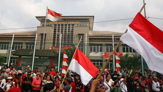 Massa pendukung Ahok di Rutan Cipinang. (Foto: Reuters/Darren Whiteside)