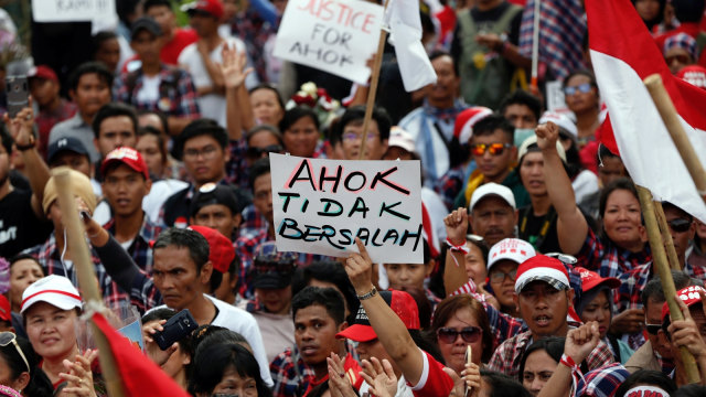 Massa pendukung Ahok di LP Cipinang. (Foto: Antara/Muhammad Adimaja)