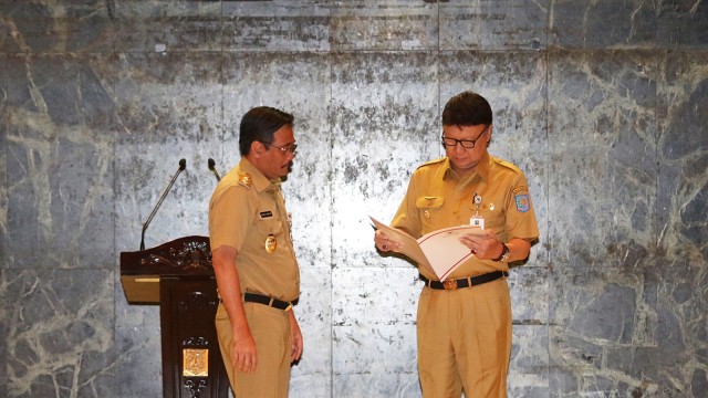 Mendagri memberikan SK Plt gubernur. (Foto: Antara/Rivan Awal Lingga)