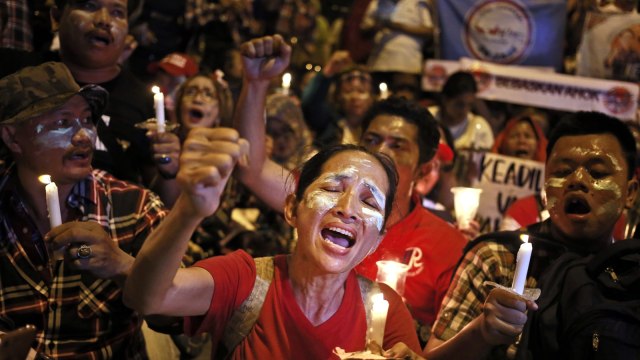 Para pendukung Ahok di Rutan Cipinang (Foto: Ap Photo/Dita Alangkara)