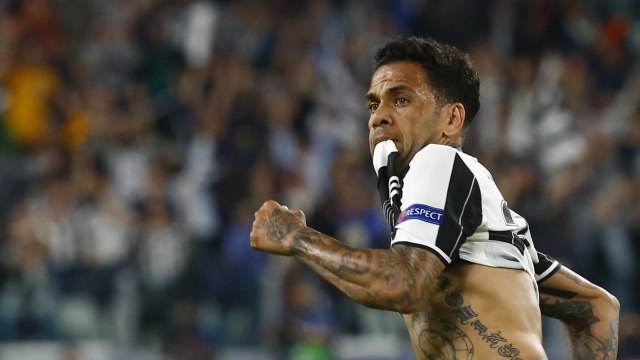 Dani Alves, jagonya transisi. (Foto: Reuters/Stefano Rellandini)