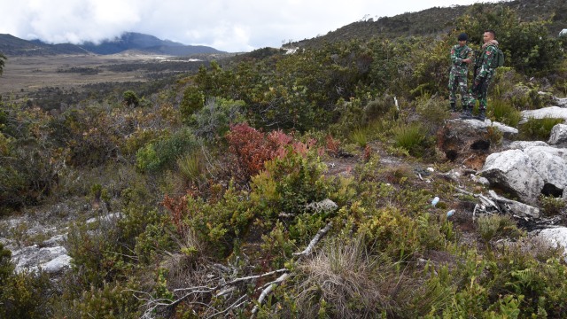 Aparat berjaga di Trans Papua Wamena-Habema (Foto: Indrianto Eko Suwarso/ANTARA)