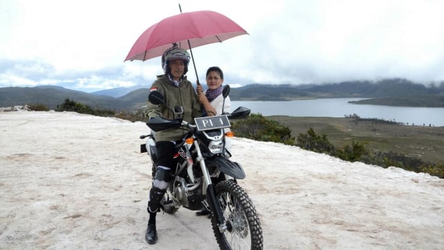 Presiden Jokowi naik motor trail di Trans Papua. (Foto: Dok. Biro Pers Sespres)