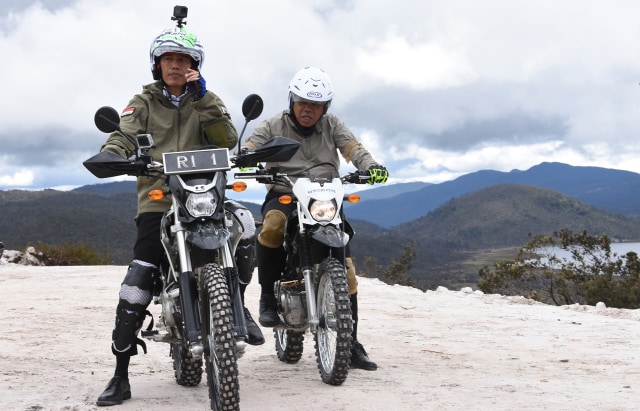 Jokowi tinjau Jalur Trans Papua dengan motor trail (Foto: ANTARA FOTO/Iwan Adisaputra)