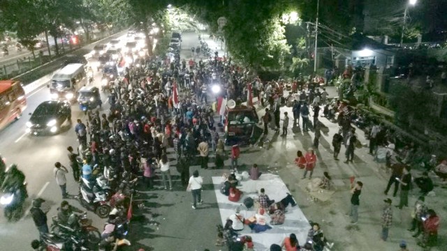 Pendukung Ahok masih berdemo. (Foto: Fahrian Saleh/kumparan)